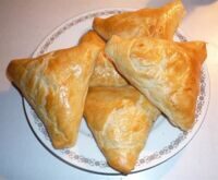 ПИРОЖОК С КУРИЦЕЙ И ВАРЕНЫМИ ЯЙЦАМИ ИЗ СЛОЁНОГО ТЕСТА 50 гр.